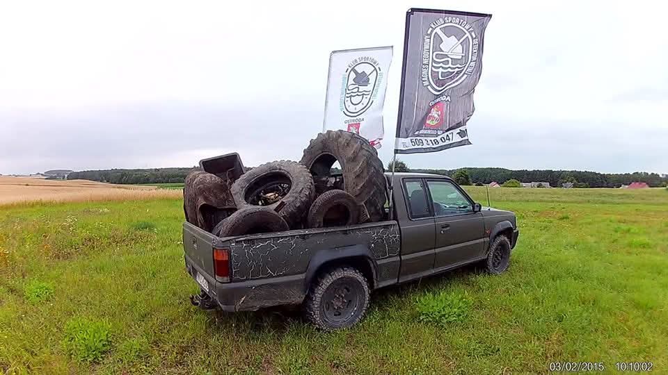 Uczestnicy Stowarzyszenia Poszukiwaczy Metalu podczas ekologicznej akcji sprzątania rzeki